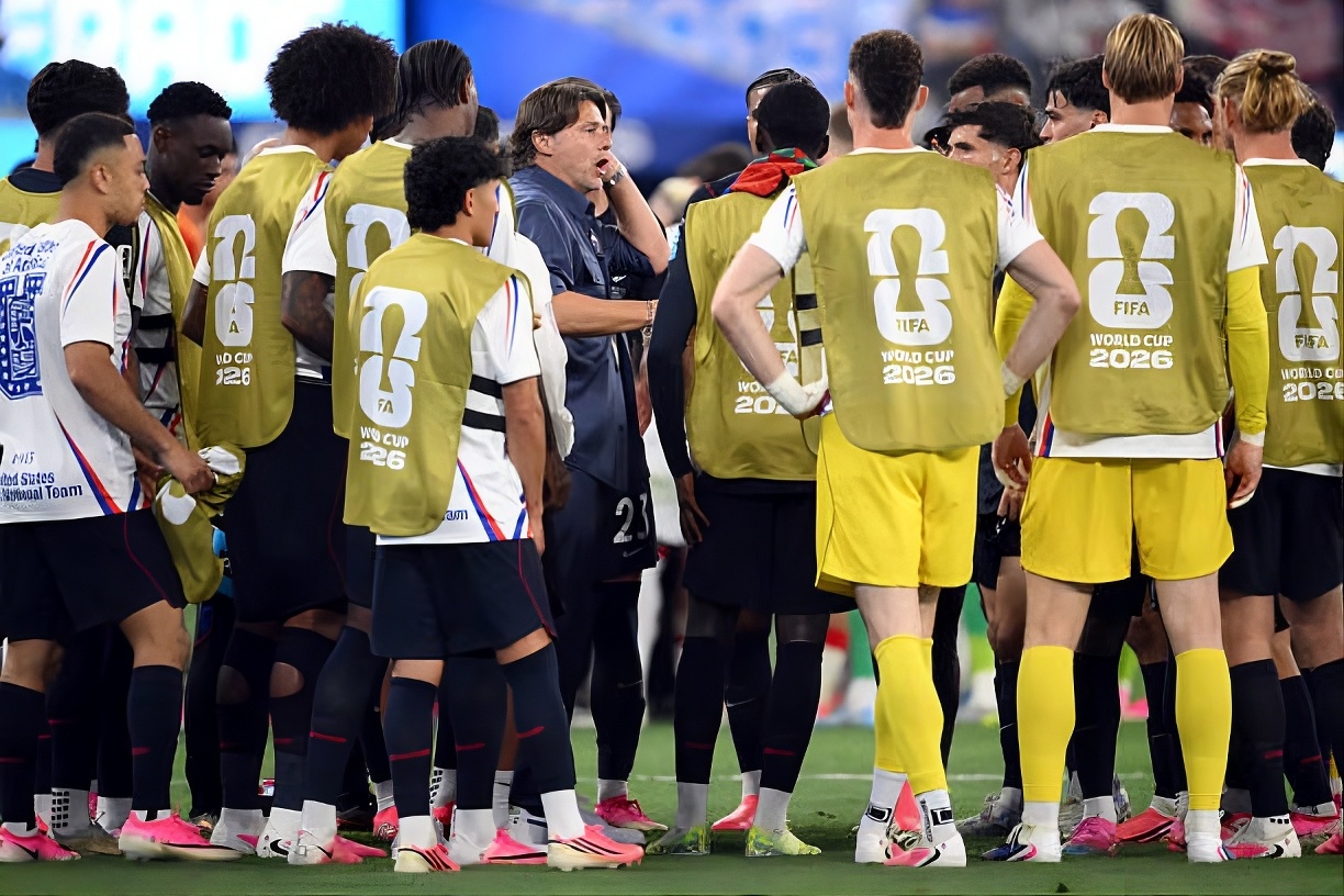 Team USA during the FIFA World Cup 2026 in Inglewood, Los Angeles Stadium, 2026-06-25T19:31:00. Taking instructions from their head coach. Photo: Patrick T.Fallon/AFP via Getty Images. © AFP via Getty Images