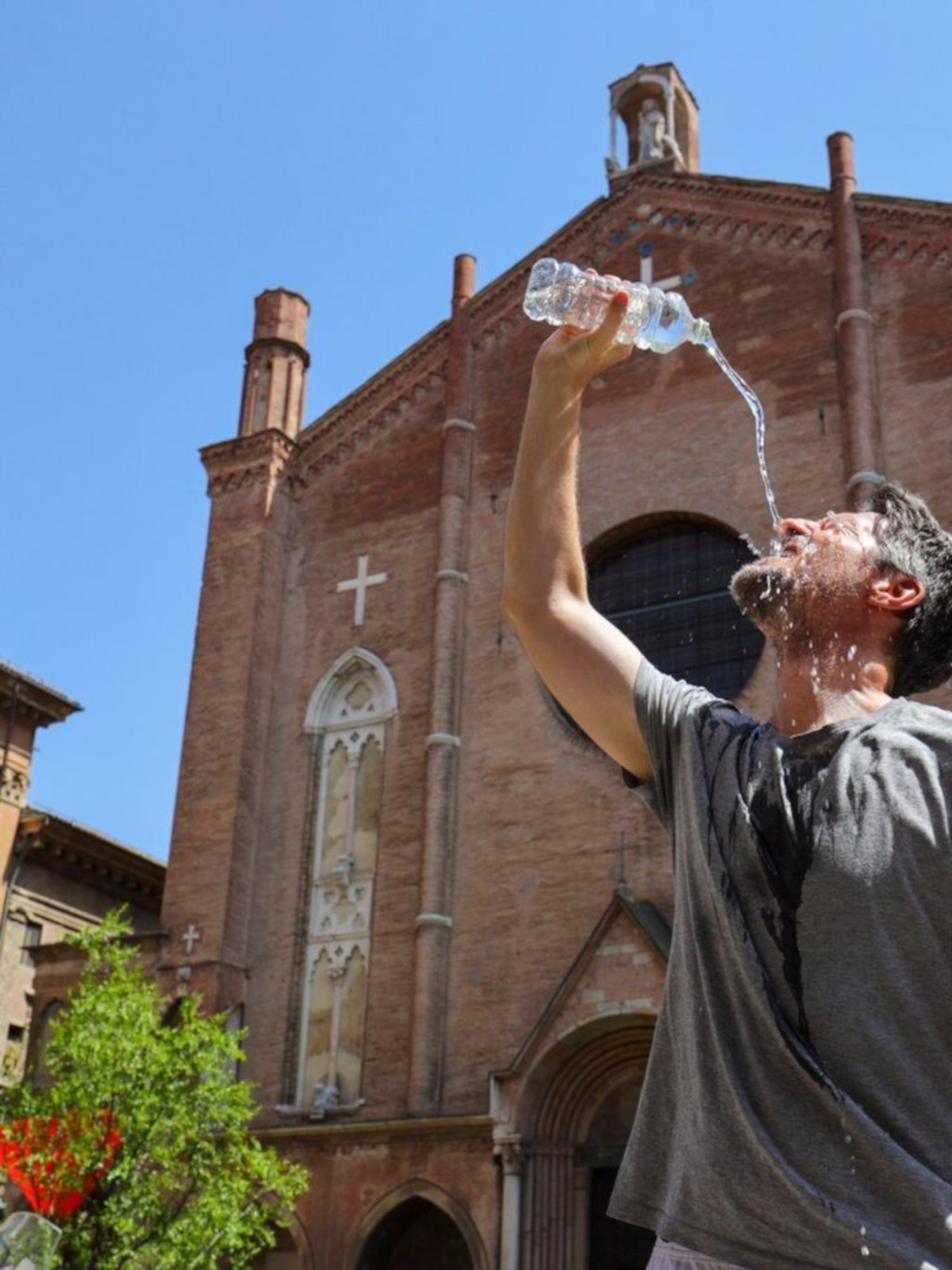 A visitor drinks water amid extreme heat conditions during Europe's ongoing heatwave in Europe on May 28, 2024 at 11:54 AM. Photo: iStock