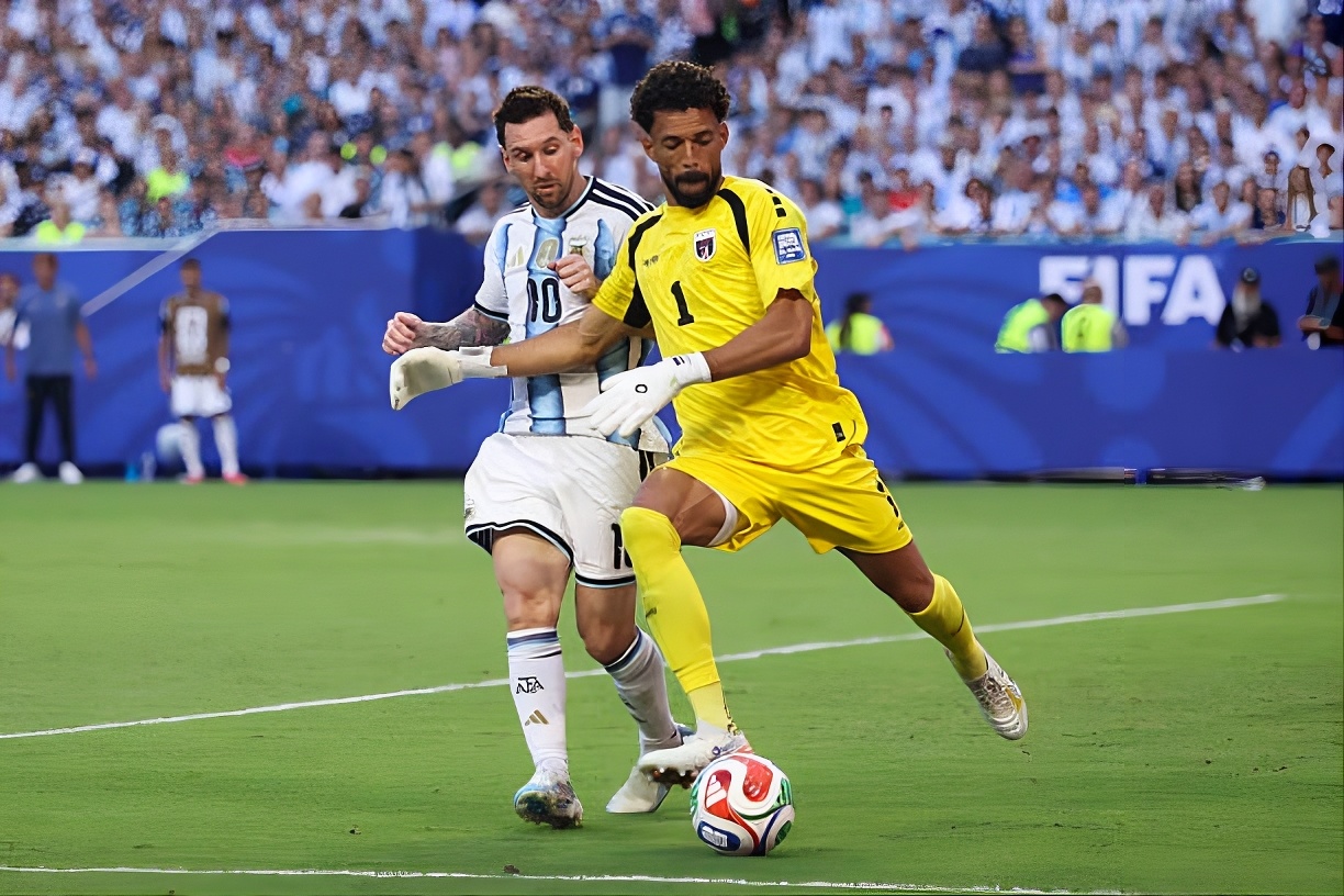 Lionel Messi #10 of Argentina and Vozinha #1 of Cabo Verde vie for the ball during the FIFA World Cup 2026 Round of 32 match between Argentina and Cabo Verde in Miami Gardens, Florida on July 3, 2026 at 9:03 AM. Photo: Wu Zhizhao/Getty Images