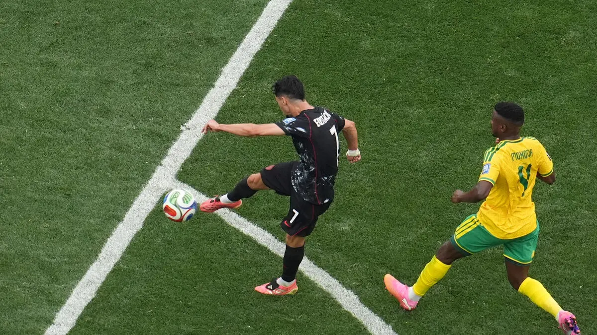 Stephen Eustáquio (Canada) and Evidence Makgopa (South Africa), with Eustáquio controlling the ball during the FIFA World Cup match in SoFi Stadium, Inglewood, California, United States on June 28, 2026 at 7:47 AM. Photo: Dirk Waem/AFP. © 2026