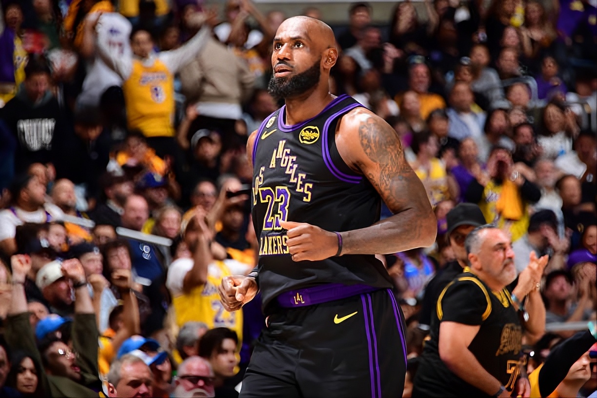 LeBron James (#23) during the 2026 NBA Playoffs in Los Angeles on May 11, 2011 at 5:04 PM. Photo: Luke Hales/Getty Images